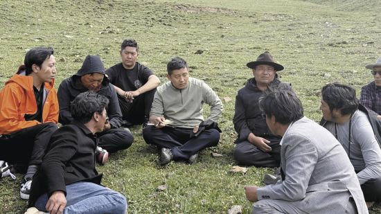 “澜沧旗红”双语宣讲团深入牧区开展宣讲。 “澜沧旗红”双语宣讲团深入牧区开展宣讲。