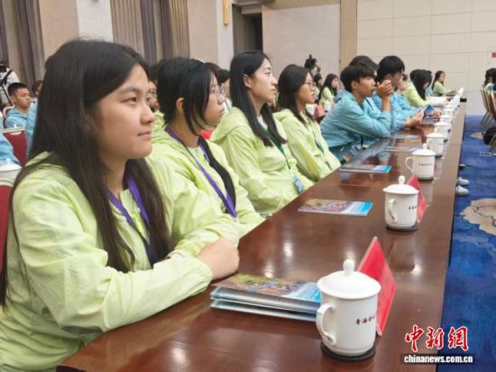 图为参加活动的港澳青少年。胡贵龙摄 图为参加活动的港澳青少年。胡贵龙摄