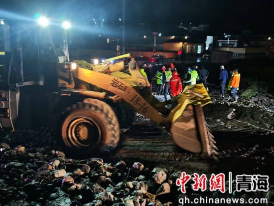 图为公路养护部门通过“人工+机械”模式处置路面淤泥。 青海省交通运输厅供图 图为公路养护部门通过“人工+机械”模式处置路面淤泥。 青海省交通运输厅供图