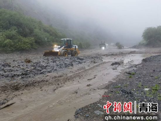 图为公路养护部门通过“人工+机械”模式处置路面淤泥。 青海省交通运输厅供图 图为公路养护部门通过“人工+机械”模式处置路面淤泥。 青海省交通运输厅供图