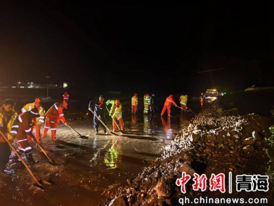 图为养护部门全力清除泥石流路段。 青海省交通运输厅供图 图为养护部门全力清除泥石流路段。 青海省交通运输厅供图