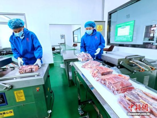 资料图为海北州刚察县绿色有机牛羊肉正在打包。李隽 摄 资料图为海北州刚察县绿色有机牛羊肉正在打包。李隽 摄