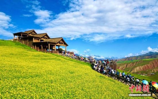 资料图为祁连山腹地一景区游人如织。李隽 摄 资料图为祁连山腹地一景区游人如织。李隽 摄
