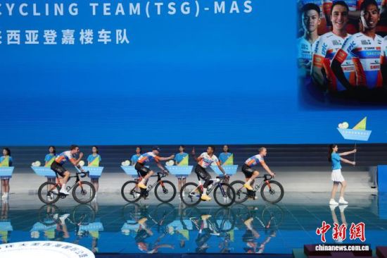7月10日,第二十五届环大美青海国际公路自行车赛在青海省西宁市开幕,图为马来西亚登嘉楼车队入场。 张忠苹 摄 7月10日,第二十五届环大美青海国际公路自行车赛在青海省西宁市开幕,图为马来西亚登嘉楼车队入场。 张忠苹 摄