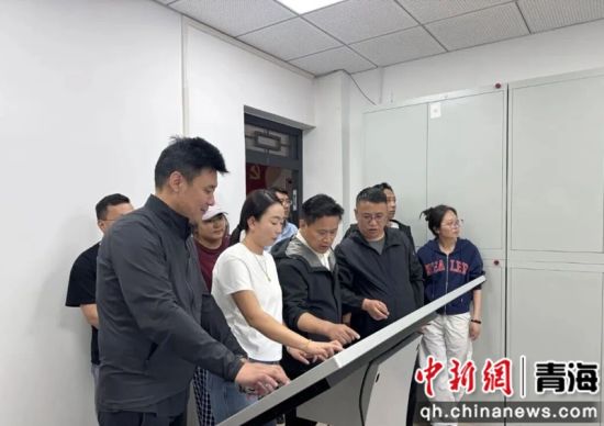 图为有关人员了解建设项目情况。李庆摄 流程 图为有关人员了解建设项目情况。李庆摄 流程