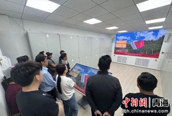 图为有关人员了解建设项目情况。李庆摄 流程 图为有关人员了解建设项目情况。李庆摄 流程