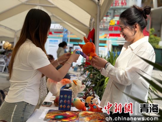 图为市民购买文创产品。孙睿 摄 图为市民购买文创产品。孙睿 摄