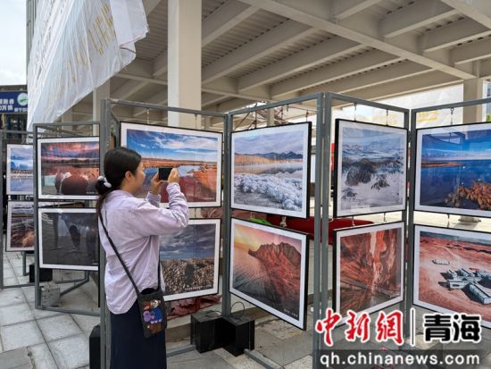 图为市民观赏拍照摄影展。孙睿 摄 图为市民观赏拍照摄影展。孙睿 摄