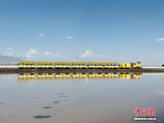 图为茶卡盐湖景区内的小火车。孙睿 摄 图为茶卡盐湖景区内的小火车。孙睿 摄
