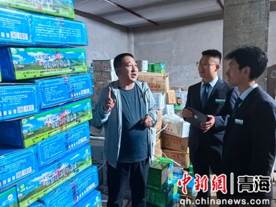 图为农行祁连支行工作人员在祁连亿达公司进行贷后调查。李隽 摄 图为农行祁连支行工作人员在祁连亿达公司进行贷后调查。李隽 摄