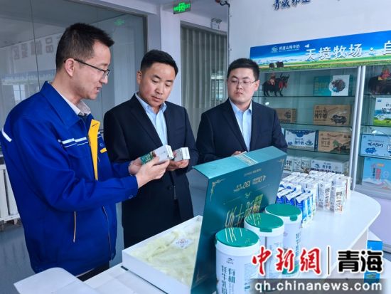 图为农行门源支行工作人员在青海金祁连乳业有限公司进行贷后调查。李隽 摄 图为农行门源支行工作人员在青海金祁连乳业有限公司进行贷后调查。李隽 摄
