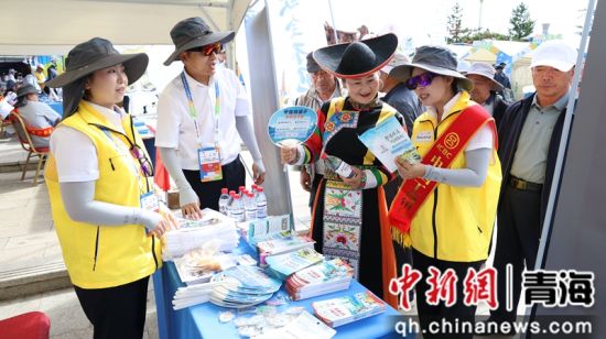 图为工行海东分行互助支行依托“环青赛”开展普法宣传活动。 工行海东分行互助支行供图 图为工行海东分行互助支行依托“环青赛”开展普法宣传活动。 工行海东分行互助支行供图