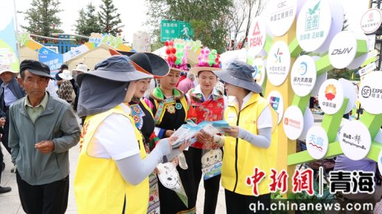 图为工行海东分行互助支行依托“环青赛”开展普法宣传活动。 工行海东分行互助支行供图 图为工行海东分行互助支行依托“环青赛”开展普法宣传活动。 工行海东分行互助支行供图