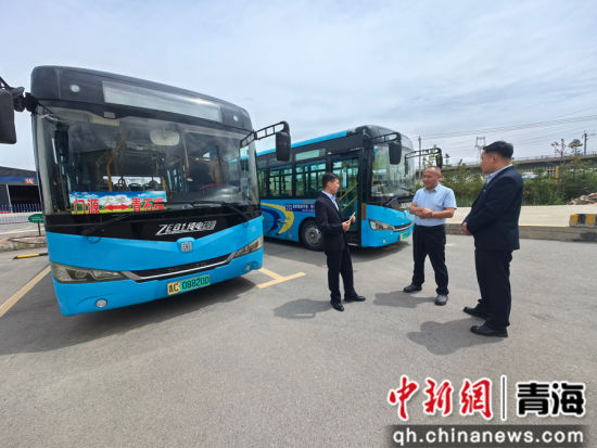 图为农行门源支行工作人员在企业进行贷后调查。李隽 摄 图为农行门源支行工作人员在企业进行贷后调查。李隽 摄