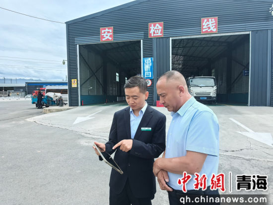 图为农行门源支行工作人员在企业进行贷后调查。李隽 摄 图为农行门源支行工作人员在企业进行贷后调查。李隽 摄