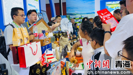 图为市民购买久治县特色产品。孙睿 摄 图为市民购买久治县特色产品。孙睿 摄
