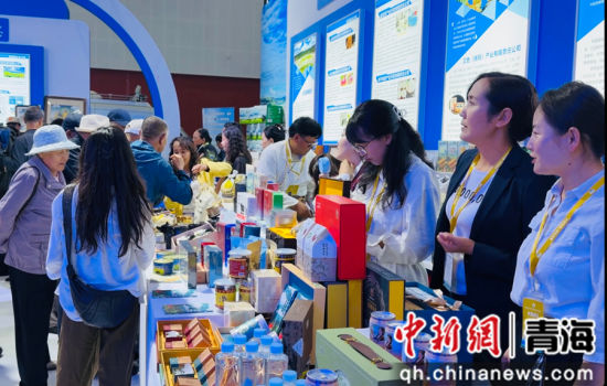图为市民购买班玛县特色产品。孙睿 摄 图为市民购买班玛县特色产品。孙睿 摄