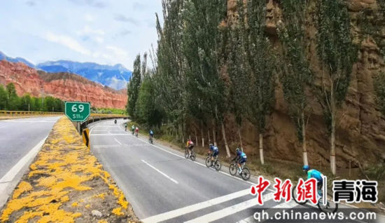 图为参赛选手沿黄河河谷驰骋前行。 工行青海省分行供图 图为参赛选手沿黄河河谷驰骋前行。 工行青海省分行供图