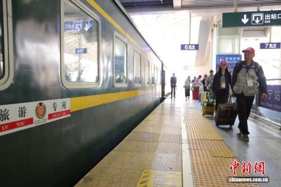 图为乘坐2026年首趟西宁至新疆方向旅游专列的旅客准备登车。 周悦翔摄 图为乘坐2026年首趟西宁至新疆方向旅游专列的旅客准备登车。 周悦翔摄