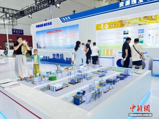 图为第27届中国·青海绿色发展投资贸易洽谈会世界级盐湖产业基地展区,吸引观众驻足了解。 图为第27届中国·青海绿色发展投资贸易洽谈会世界级盐湖产业基地展区,吸引观众驻足了解。