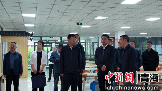 图为与会人员实地参观果洛西宁民族中学校园。果洛州民领办供图 图为与会人员实地参观果洛西宁民族中学校园。果洛州民领办供图