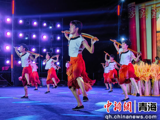 图为第九届青稞酒文化旅游宣传展示系列活动开幕式上的文艺演出。张海雯摄 图为第九届青稞酒文化旅游宣传展示系列活动开幕式上的文艺演出。张海雯摄