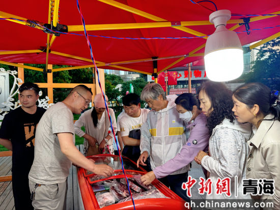 图为民众购买乌兰当地肉制品。祁绣娟 摄 图为民众购买乌兰当地肉制品。祁绣娟 摄