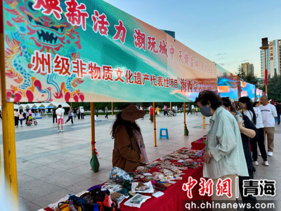 图为民众参观购买蒙古族刺绣产品。祁绣娟 摄 图为民众参观购买蒙古族刺绣产品。祁绣娟 摄