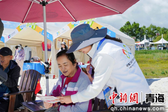 图为工行青海省分行工作人员借“环青赛”为民众普及金融知识。 工行青海省分行供图 图为工行青海省分行工作人员借“环青赛”为民众普及金融知识。 工行青海省分行供图