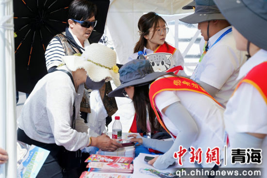 图为工行青海省分行工作人员借“环青赛”为民服务。 工行青海省分行供图 图为工行青海省分行工作人员借“环青赛”为民服务。 工行青海省分行供图