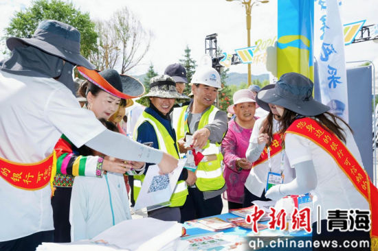 图为工行青海省分行工作人员借“环青赛”为民服务。 工行青海省分行供图 图为工行青海省分行工作人员借“环青赛”为民服务。 工行青海省分行供图