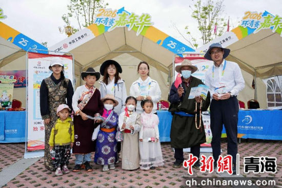 图为工行青海省分行工作人员借“环青赛”为民服务。 工行青海省分行供图 图为工行青海省分行工作人员借“环青赛”为民服务。 工行青海省分行供图