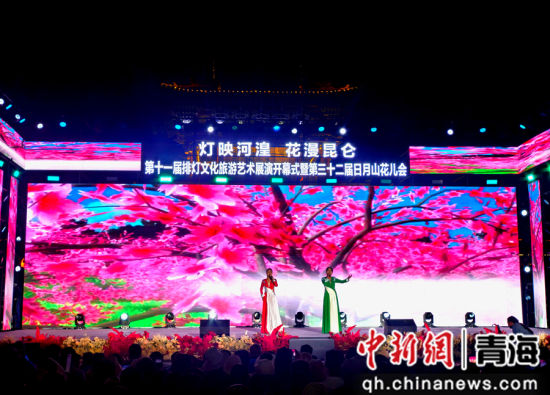 图为活动现场,《雪白的鸽子》等本土特色节目轮番上演。 祁增蓓摄 图为活动现场,《雪白的鸽子》等本土特色节目轮番上演。 祁增蓓摄