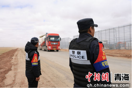图为可可西里自然保护区公安局民辅警工作现场。刁玉伟 摄 图为可可西里自然保护区公安局民辅警工作现场。刁玉伟 摄