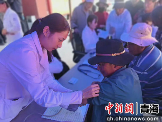 图为“卫健强基农工行”惠民服务活动现场。李庆 摄 图为“卫健强基农工行”惠民服务活动现场。李庆 摄