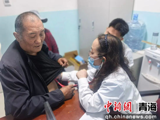 图为“卫健强基农工行”惠民服务活动现场。李庆 摄 图为“卫健强基农工行”惠民服务活动现场。李庆 摄