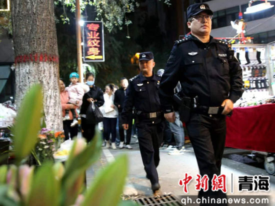 图为基层民警在基层一线执勤。赵太鑫摄 图为基层民警在基层一线执勤。赵太鑫摄
