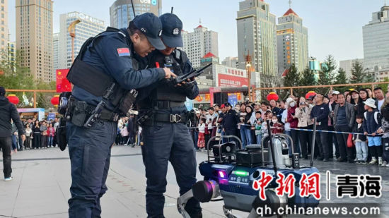 图为基层民警在基层一线执勤。赵太鑫摄 图为基层民警在基层一线执勤。赵太鑫摄