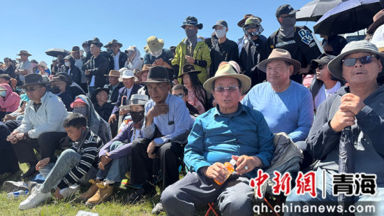 图为民众观赛。共和融媒供图 图为民众观赛。共和融媒供图