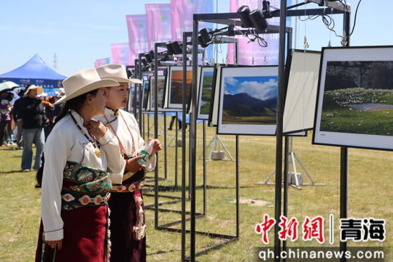 图为牧民群众观赏摄影展。孙睿 摄 图为牧民群众观赏摄影展。孙睿 摄