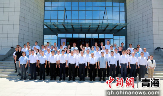 图为与会人员合影。供图 图为与会人员合影。供图