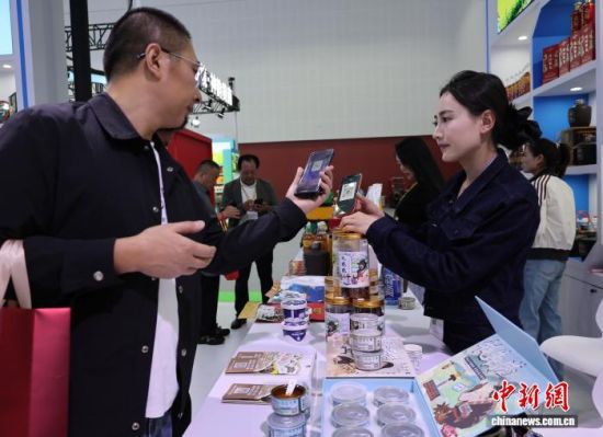 在青洽会海北州馆,牦牛肉酱热销。赵晓 摄 在青洽会海北州馆,牦牛肉酱热销。赵晓 摄
