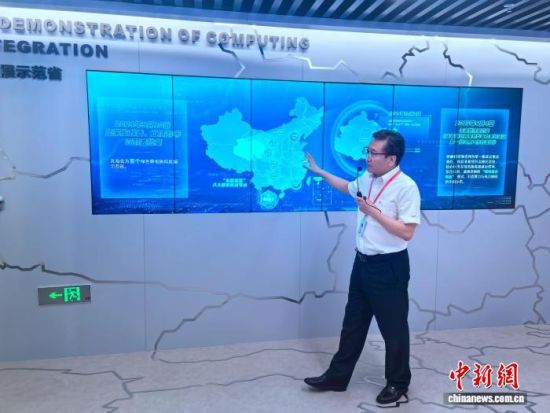 图为园区高级技术总监冉永明介绍园区情况。李隽 摄 图为园区高级技术总监冉永明介绍园区情况。李隽 摄