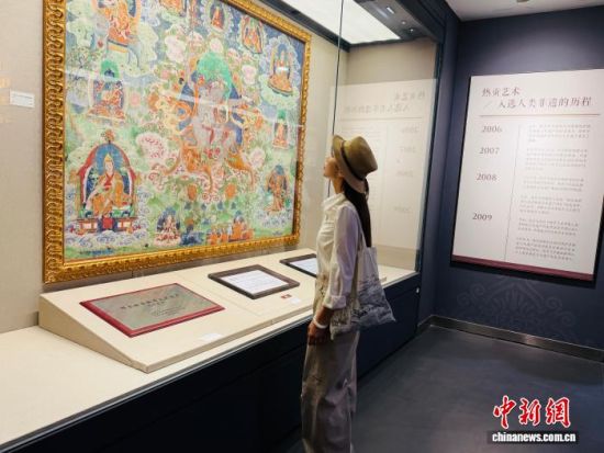图为网络名人参观博物馆。孙睿 摄 图为网络名人参观博物馆。孙睿 摄