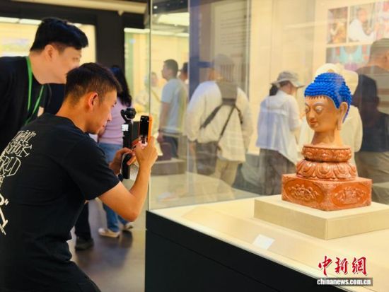 图为网络名人进行拍摄。孙睿 摄 图为网络名人进行拍摄。孙睿 摄