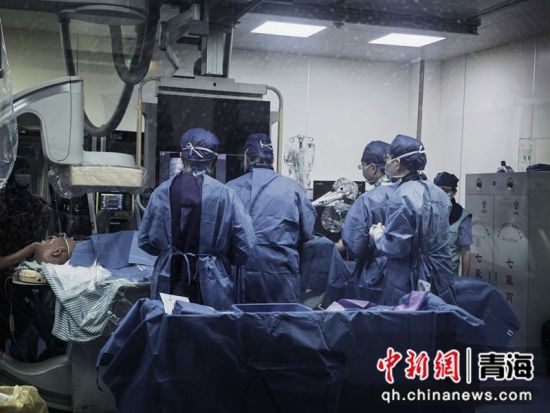 图为手术现场。青海大学附属医院 供图 图为手术现场。青海大学附属医院 供图