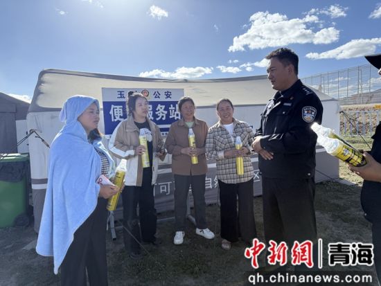 图为可可西里索南达杰警务室日常帮助各类求助的人。可可西里森林公安局供图 图为可可西里索南达杰警务室日常帮助各类求助的人。可可西里森林公安局供图