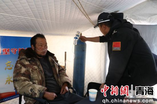 图为可可西里索南达杰警务室日常帮助各类求助的人。可可西里森林公安局供图 图为可可西里索南达杰警务室日常帮助各类求助的人。可可西里森林公安局供图