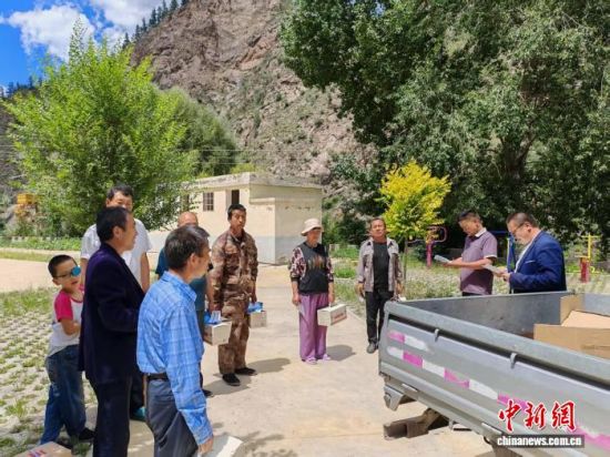 图为青海省互助县民众领取民宗部门发放的低氟边销茶。青海省民族宗教事务委员会供图 图为青海省互助县民众领取民宗部门发放的低氟边销茶。青海省民族宗教事务委员会供图