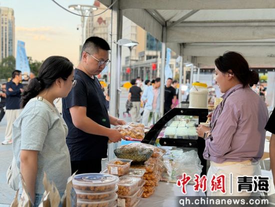 图为市民了解天峻好物。活动主办方 供图 图为市民了解天峻好物。活动主办方 供图